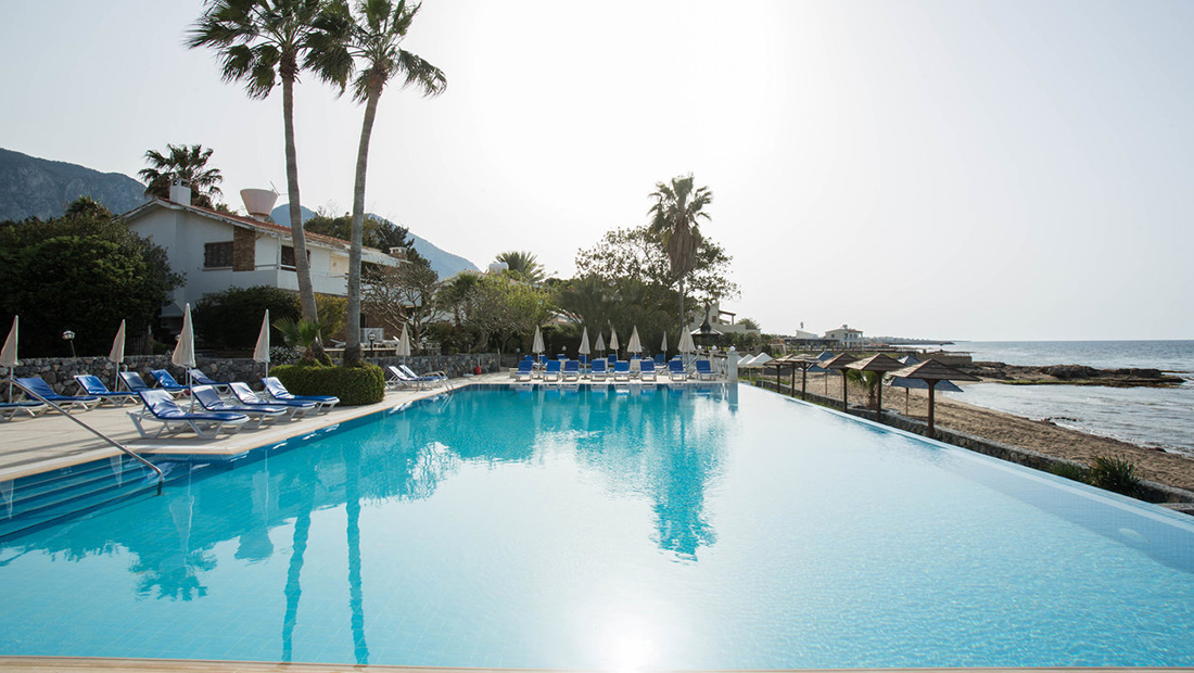 LA HOTEL & RESORT