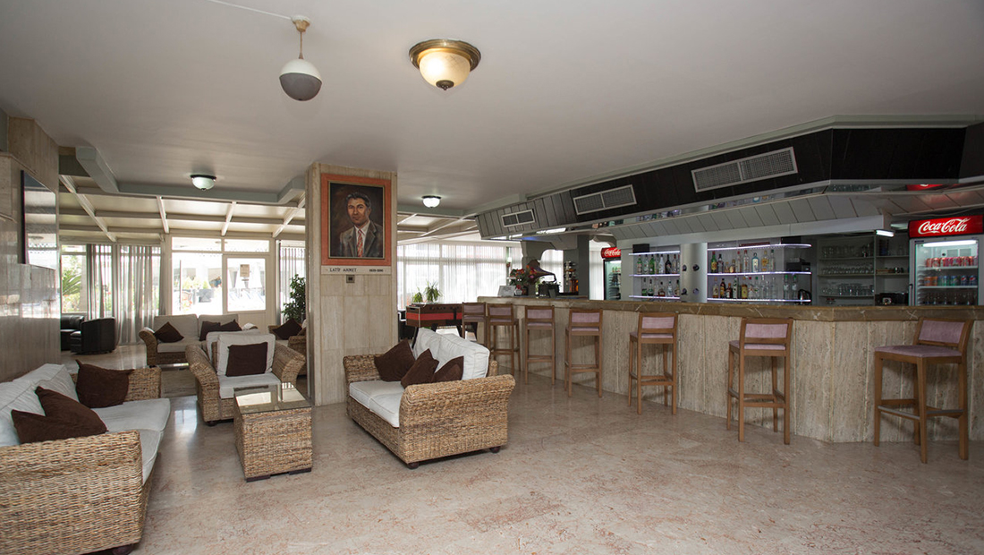 LA HOTEL & RESORT