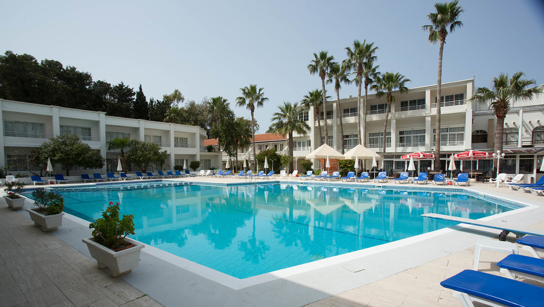 LA HOTEL & RESORT