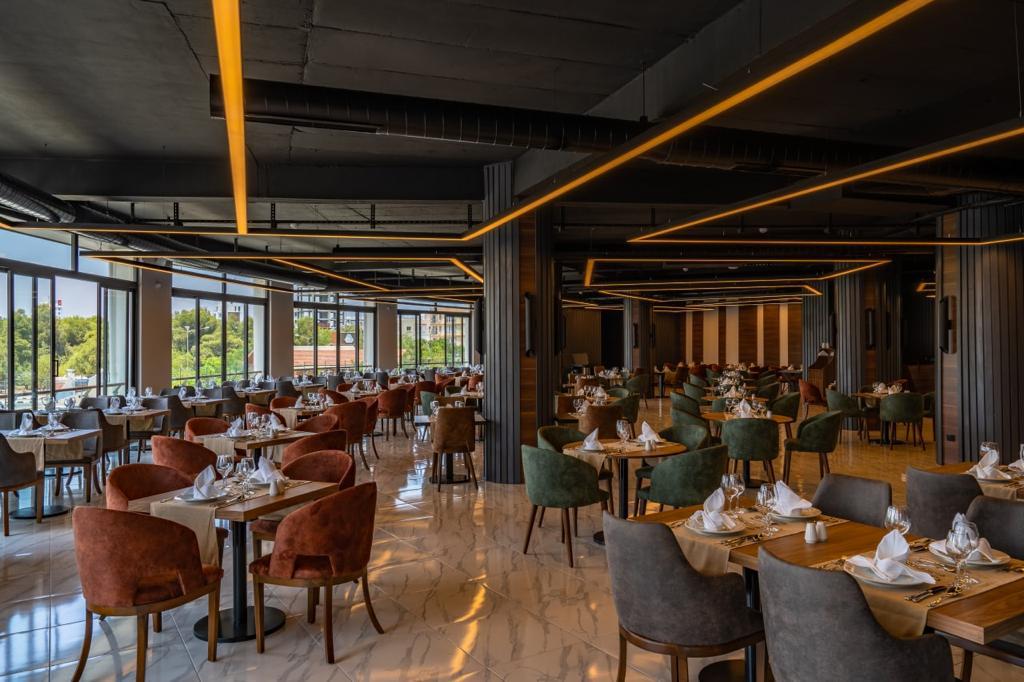 Novel Centre Point Hotel